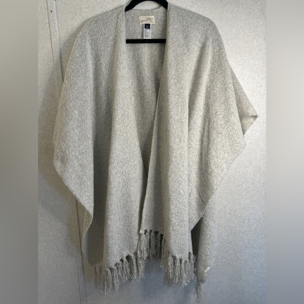 Gray Universal Thread, OSFM, wooly poncho shawl